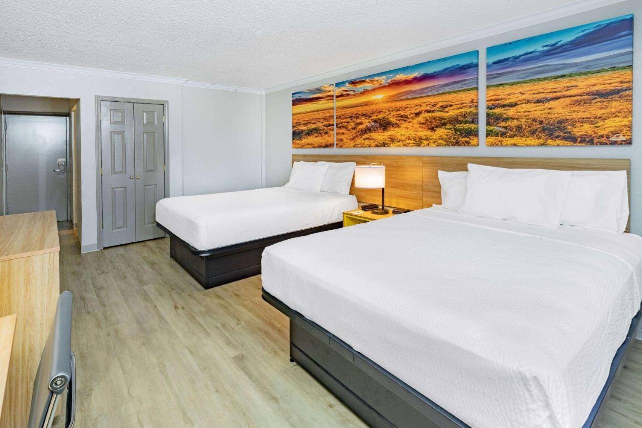 Days Inn By Wyndham Del Rio Exterior photo